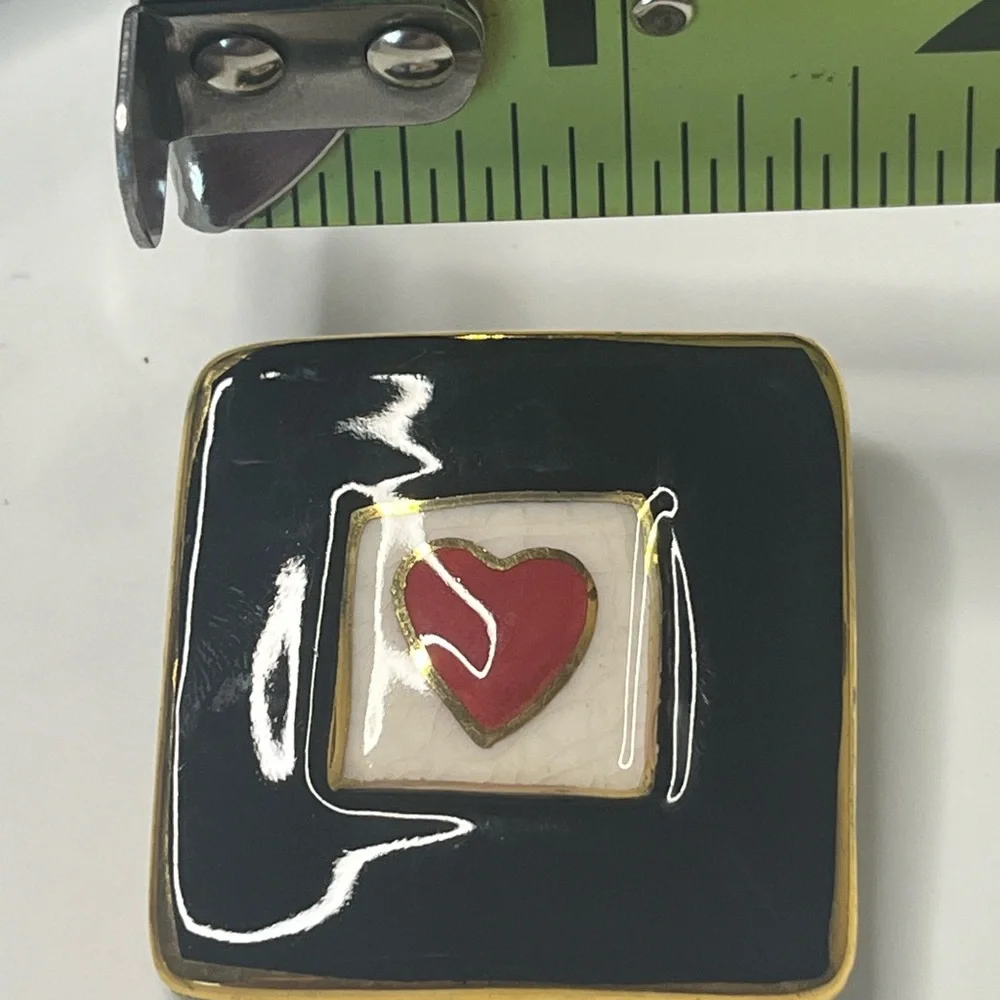Vintage 1980’s Sweetheart pin brooch ceramic glossy 1.5”